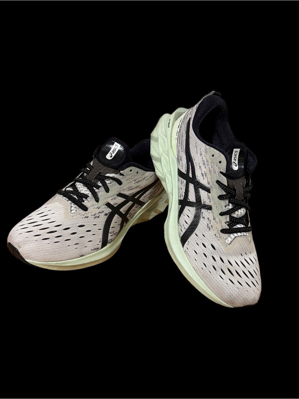 ASICS NOVABLAST 2  Running Shoes in Cream, Black & Mint men’s size 10